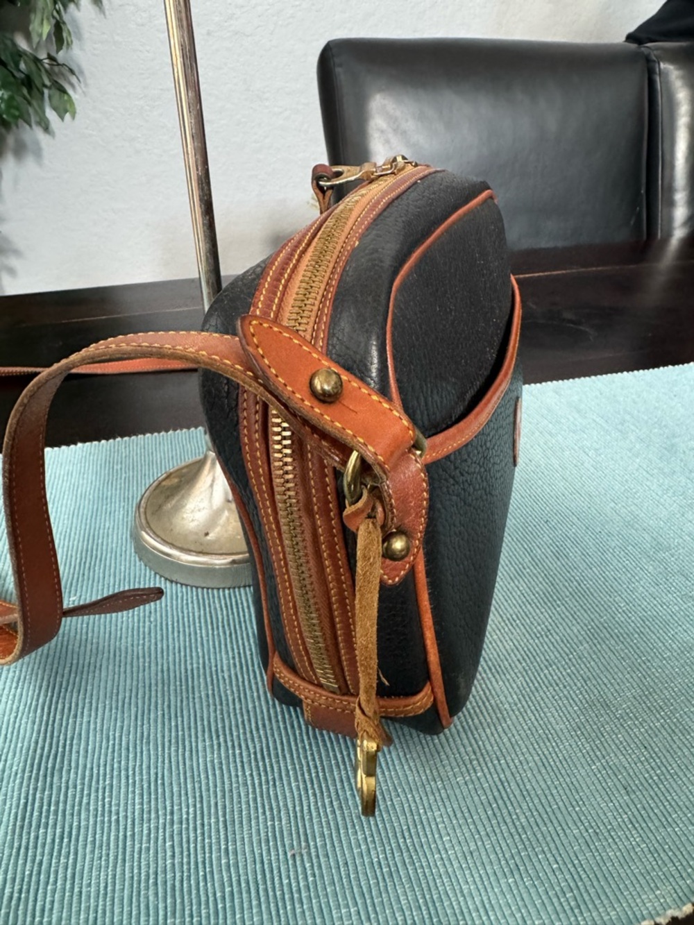 Vintage Dooney & Bourke Black Pebbled Leather Crossbody Bag - Picture 12 of 12